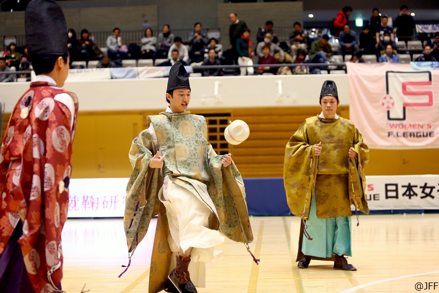 千代田蹴鞠研究会が伝統競技「蹴鞠」を披露 | ニュース | 日本女子