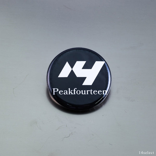 Peakfourteenロゴ缶バッジ【ブラック】 – 14select