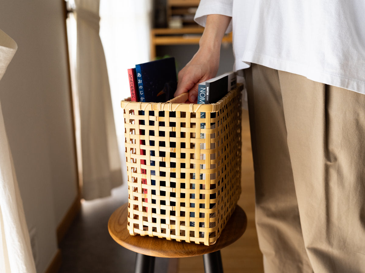 白竹のマガジンラック 四つ目編み 香川の竹細工 – 市川籠店 | 1basketry