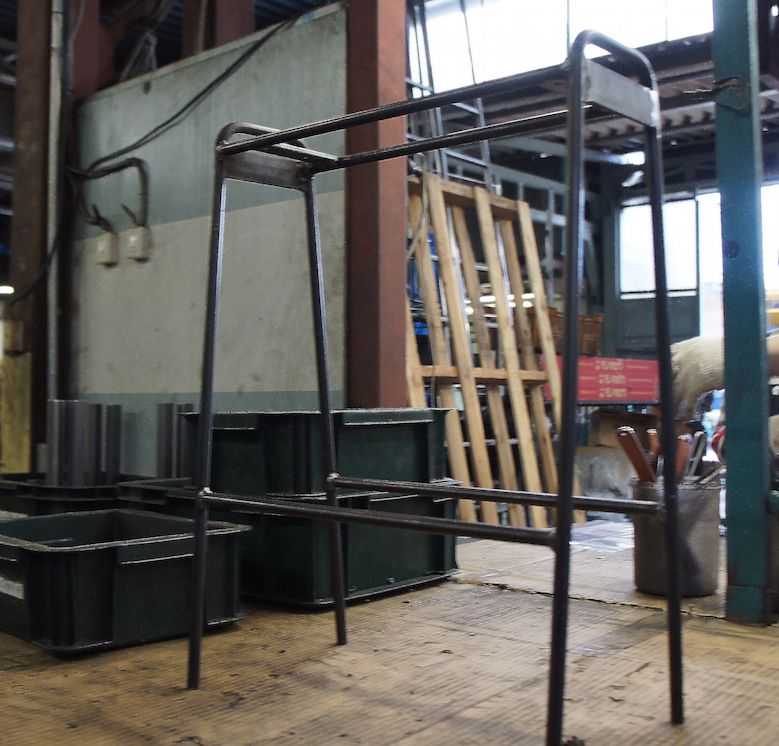 溶接までできる本格派！ 鉄 × 古材のハイスツールを自作する「一日鉄