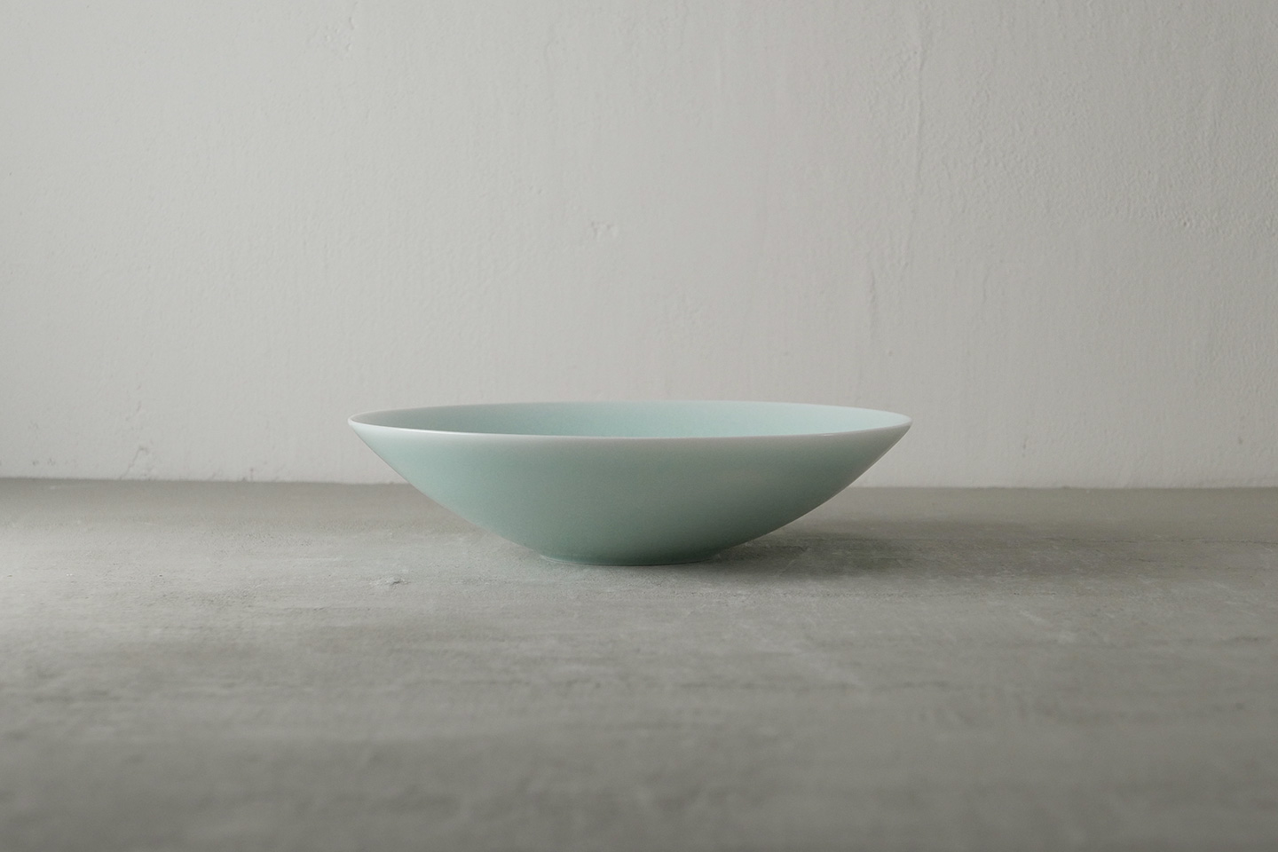 青白磁6寸浅鉢(窯変) - 【公式】田代陶器店 TASHIRO TOUKITEN