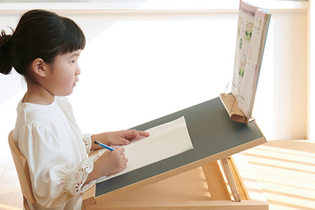 SLANT UP - スラントアップ 子どもたちの姿勢を守る20°｜豊橋木工株式会社