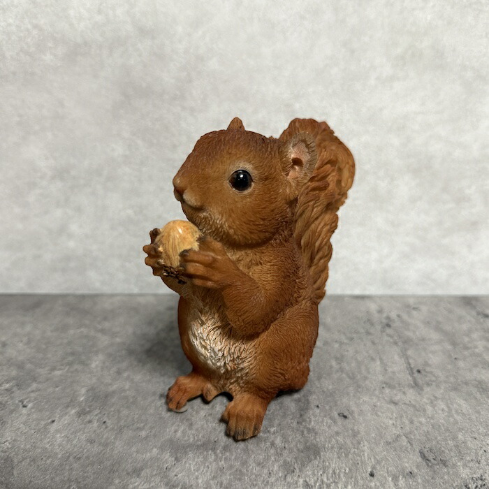 楽天市場】置物 松ぼっくりを掴むリス かわいい woobia ウービア