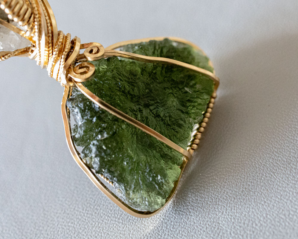 楽天市場】【宝石鑑別書付き】14kgf 一点物 大粒 モルダバイト 原石 +