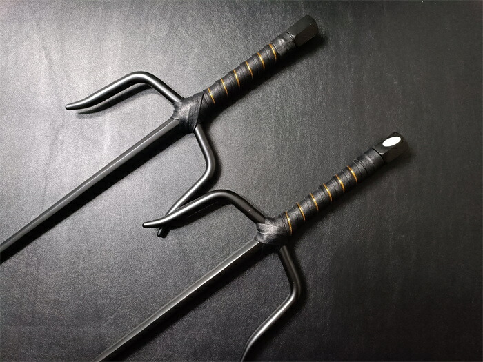 楽天市場】武具 十手 釵 サイ 琉球古武術 48CM 鉄製 黒メッキ 二本