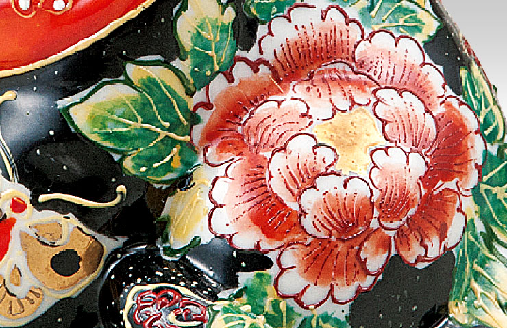 楽天市場】九谷焼 5.5号横座招き猫 黒盛花と蝶 ＜送料無料＞置物