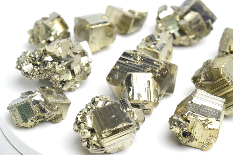 楽天市場】パイライト 黄鉄鉱 ミニクラスター 原石ギラギラ結晶ペルー