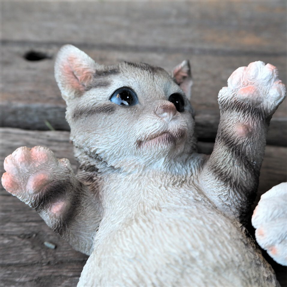 楽天市場】猫の置物 じゃれ合う猫2匹セット サバ白