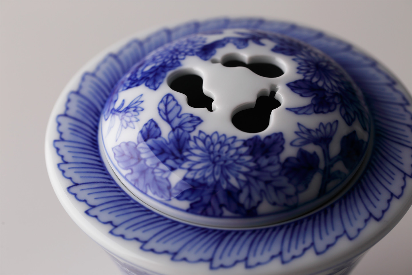 染付菊花文香炉（極真焼） | 辻精磁社