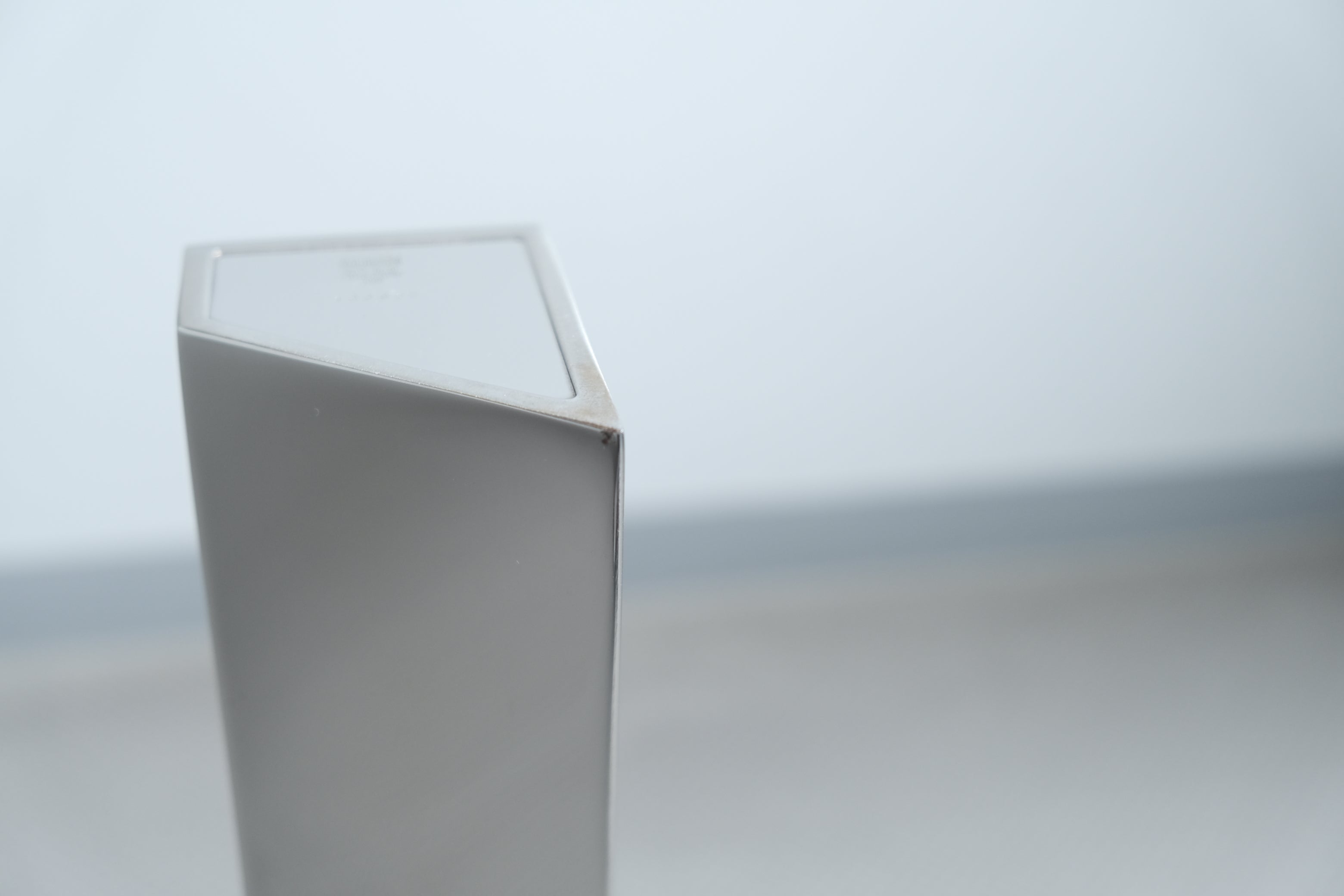 未来を活けるアート】ザハ・ハディッド フラワーベース “CREVASSE