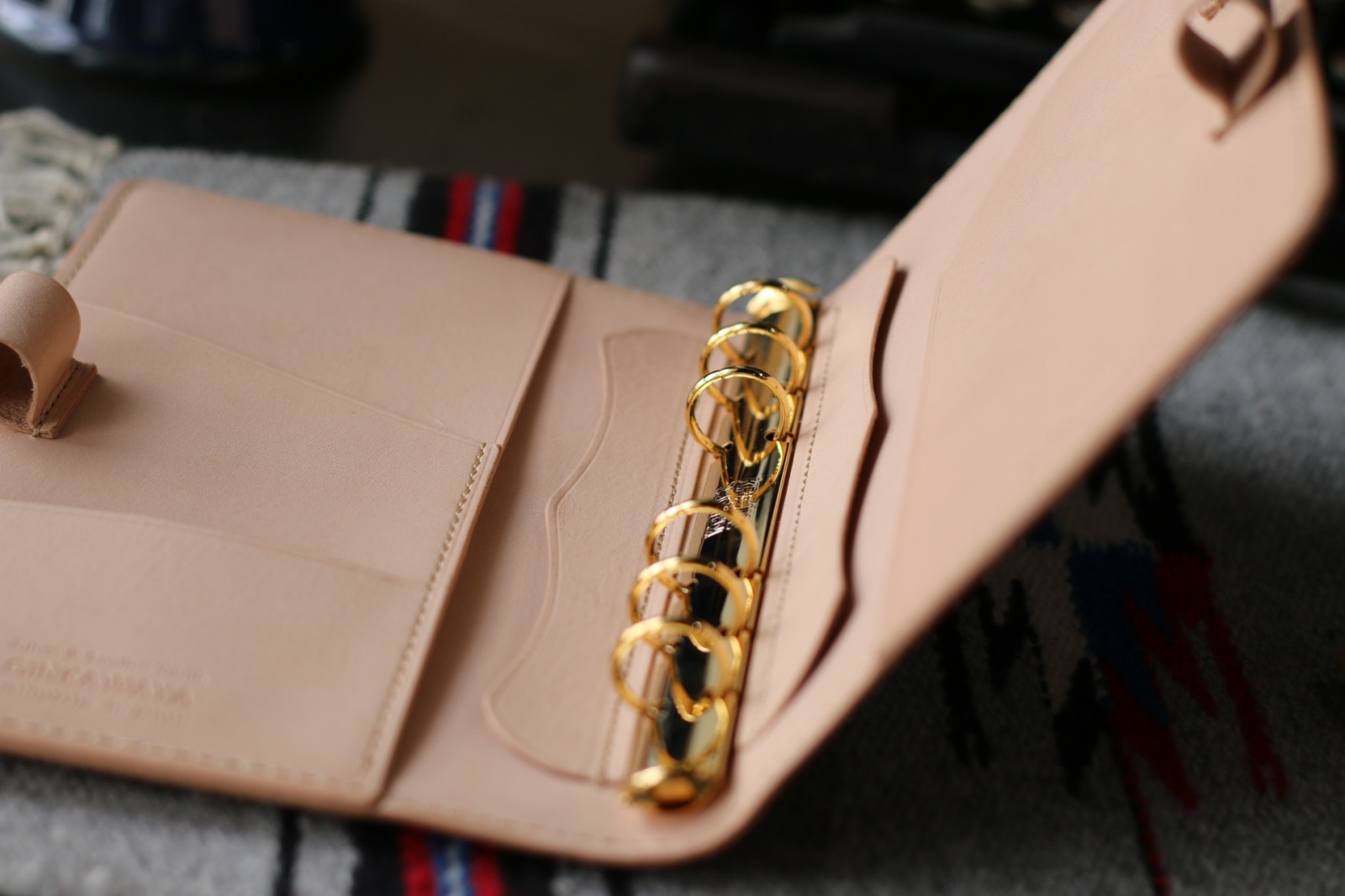 バイブルサイズのヌメ革システム手帳が好みの色でオーダーできます。