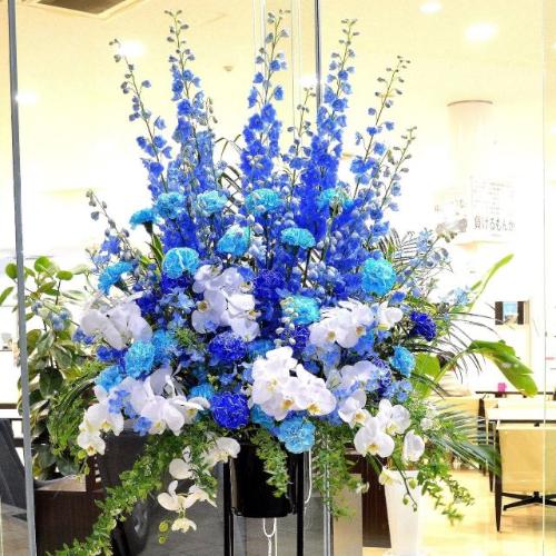お祝い用 スタンド花 一段 胡蝶蘭入りブルー系」| 花屋「（株）川田