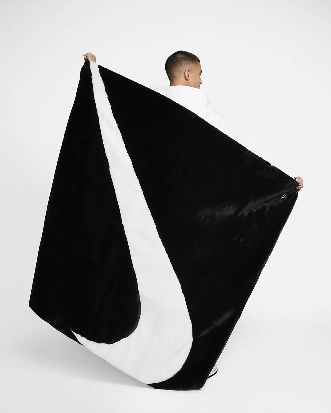 発売】”ブラック/ホワイト”カラーのNIKE WMNS NSW FAUX FUR BLANKET