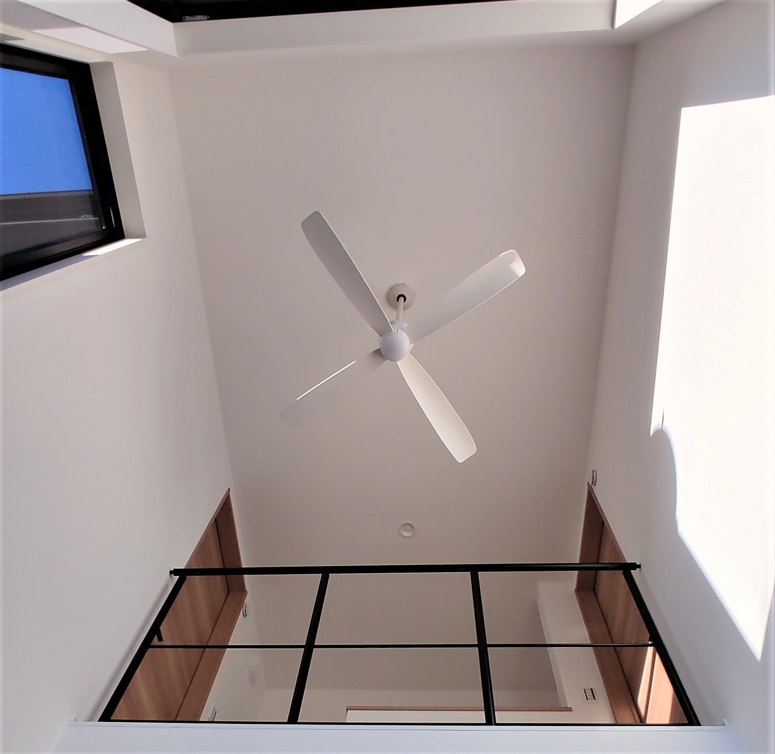 埼玉県 吹き抜け5m シーリングファン選び・設置工事 – <公式