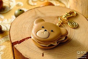 Q-pot.“テディベア風マカロン”のネックレス＆チャーム、ふんわりモカ