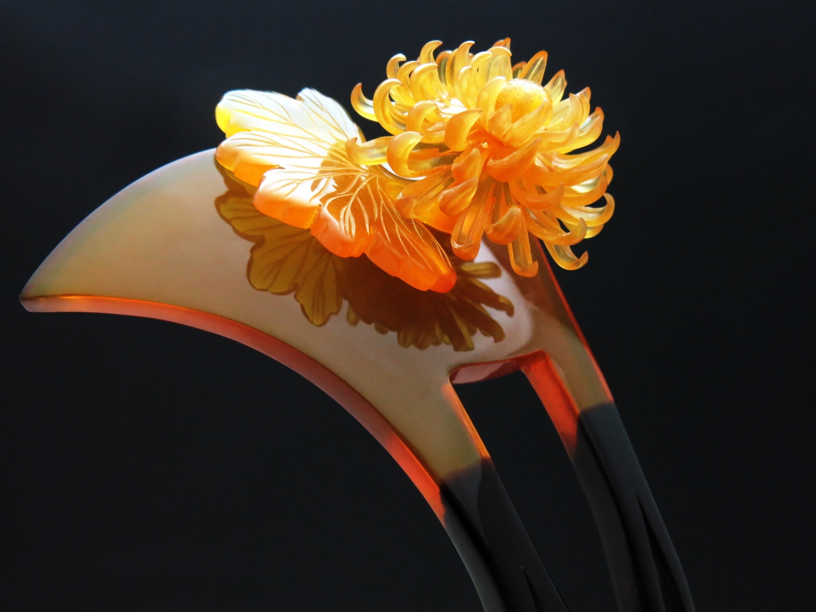 礼装、準礼装の装いに｜白鼈甲菊彫刻飾付き簪｜光る鼈甲職人の技