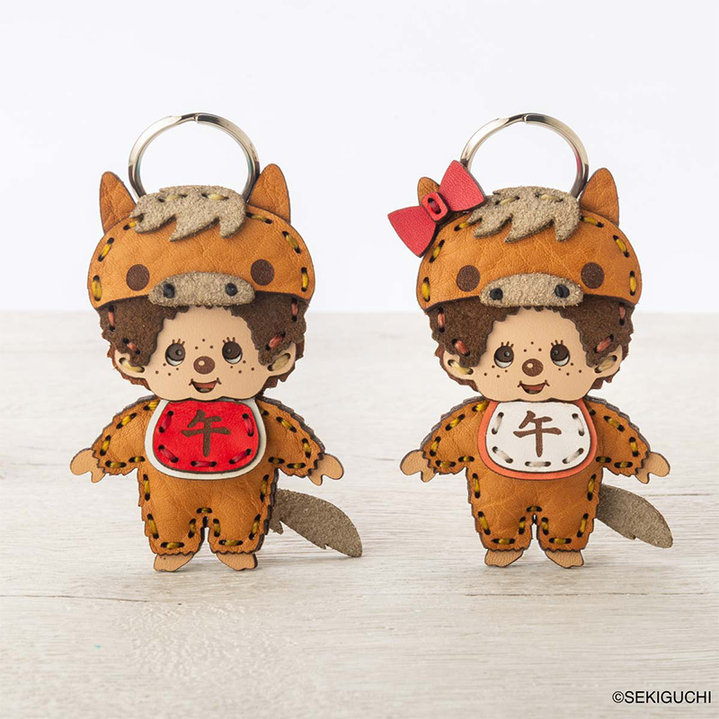 新年に彩りを添える♪モンチッチ干支レザーキーホルダー2026が登場