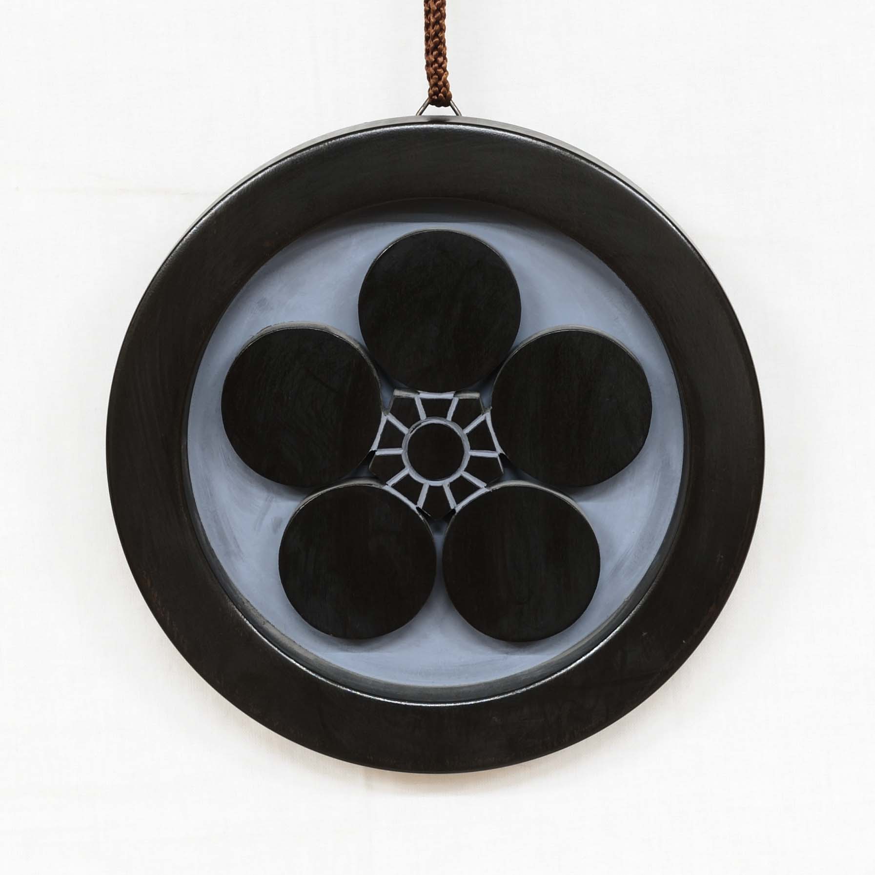 家紋壁掛（小丸）「丸に梅鉢」 | ギャラリーまきの 信州の木製品と美術