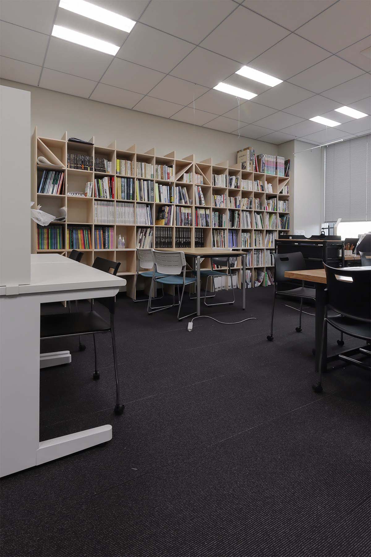 建築学専攻の研究室に – Shelf 壁一面の本棚 奥行350 – マルゲリータ