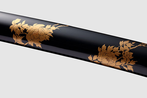 黒蝋色塗花鳥金蒔絵鞘 打刀拵／名古屋刀剣博物館・名古屋刀剣ワールド