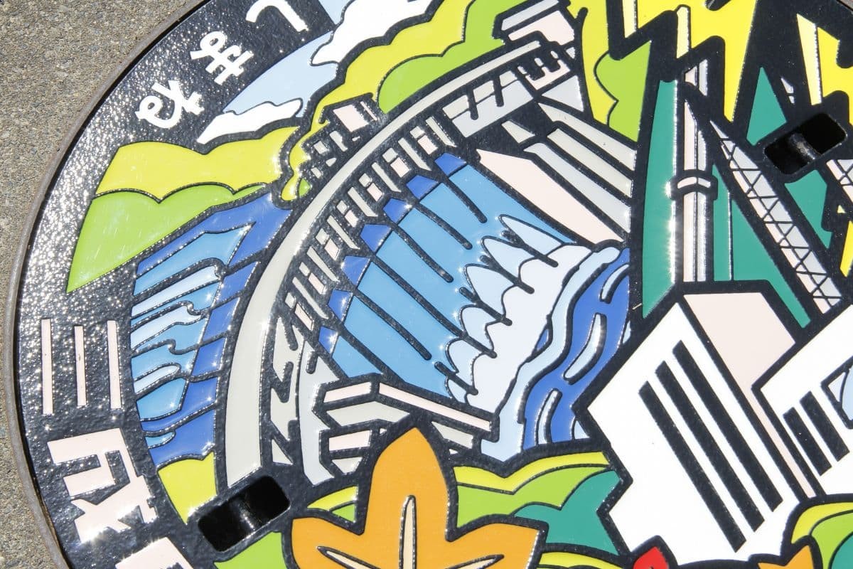 奥出雲町の“日本初”にビリビリきそうなマンホールができてた【山陰