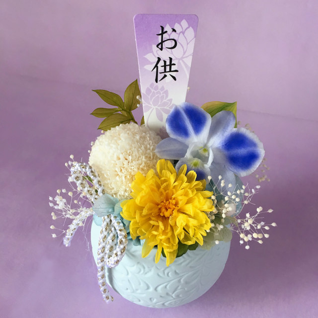 お供えにおすすめの丸くて可愛い菊のアレンジ｜てまり（ブルー）