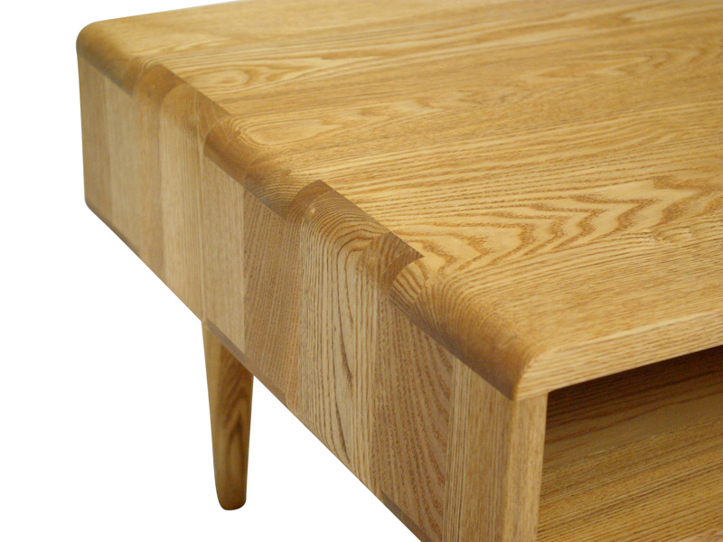 繊細で美しい無垢材のリビングテーブル（ライト） - ローテーブル