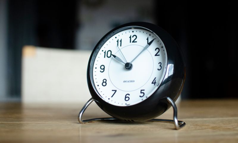 アルネ ヤコブセン テーブルクロック アラーム / ステーション - 時計