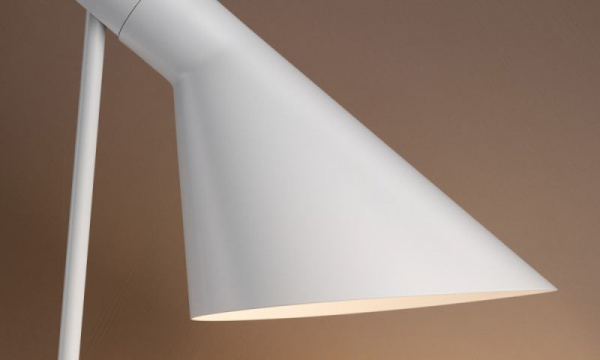 AJ フロアランプ / ホワイトLouis Poulsen（ルイスポールセン） | 公式