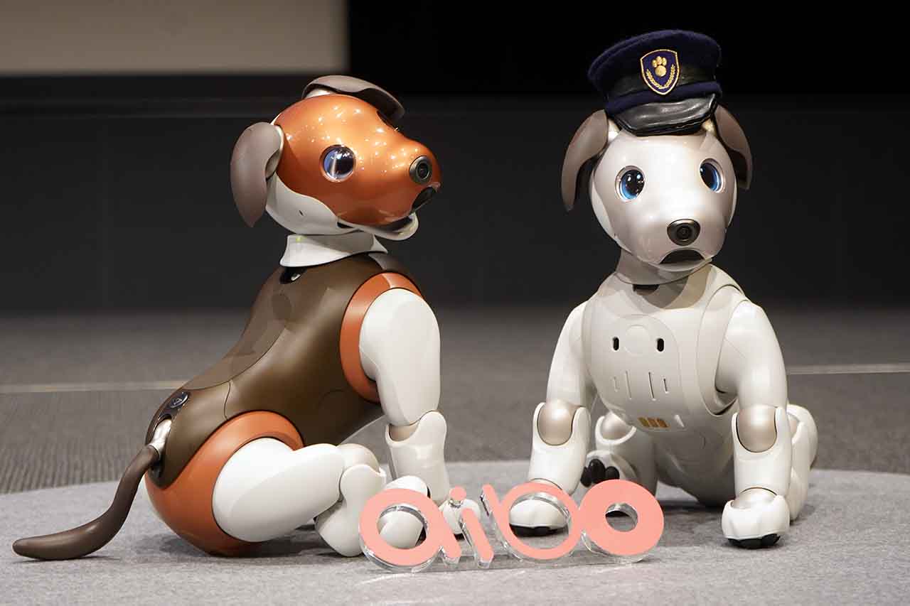 aibo、より犬っぽっくなった「チョコ」。おまわりさんにもなる