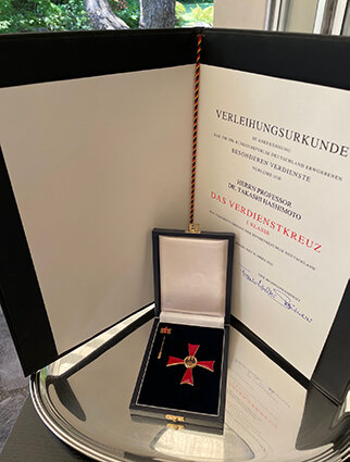 橋本孝 名誉教授がドイツ連邦共和国功労勲章一等功労十字章を受章しま