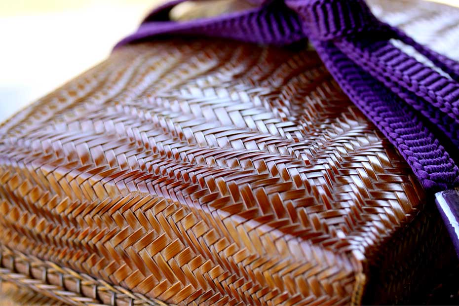 一点限り】渡辺竹清作 煤竹鶴文様御所籠（紫）（Japanese bamboo art