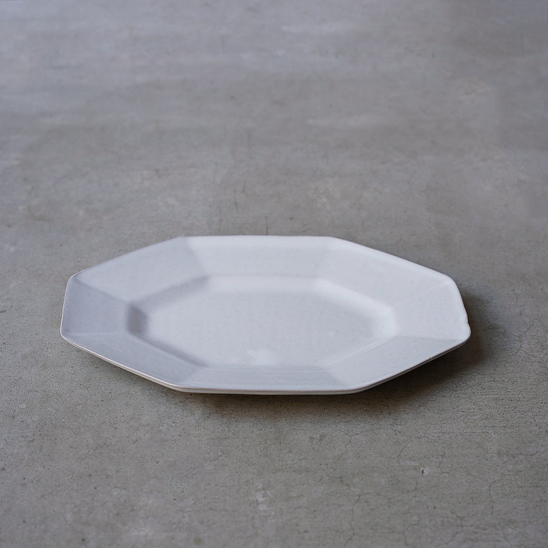 山源陶苑 八角プレート大 白 赤土 - アメノイエ