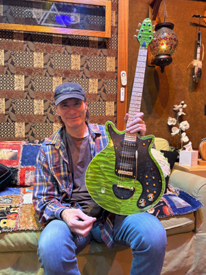 ブライアン・メイ、スティーヴ・ヴァイにレッド・スペシャル・ギターの