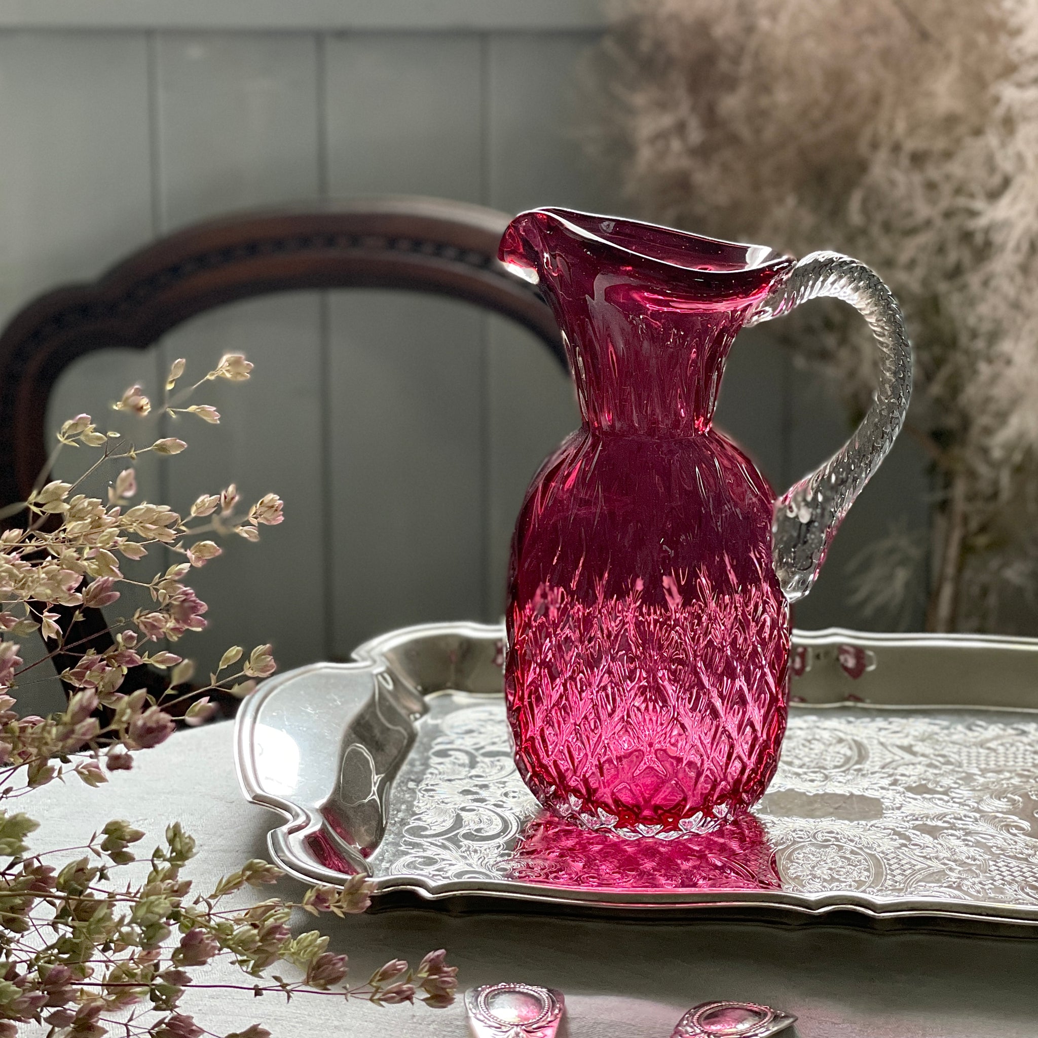 クランベリーガラスウォータージャグ（高さ19cm） イギリス