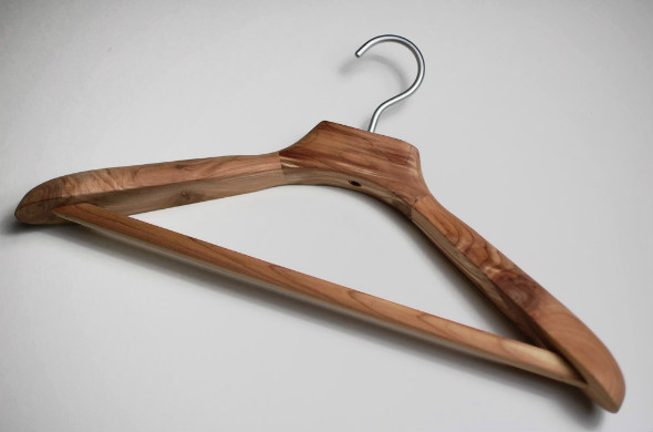 無印良品のレッドシダーハンガー｜アルミもいいけど木製がおすすめ