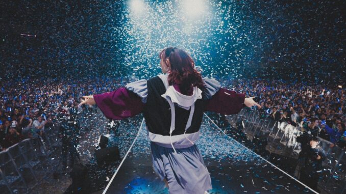 YOASOBI、2度目のアジアツアーでNewJeansとAKMUをゲストに迎え韓国公演