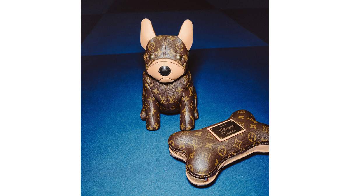 ルイ・ヴィトンが犬用の骨を模したポーチなどメンズレザーグッズの新作