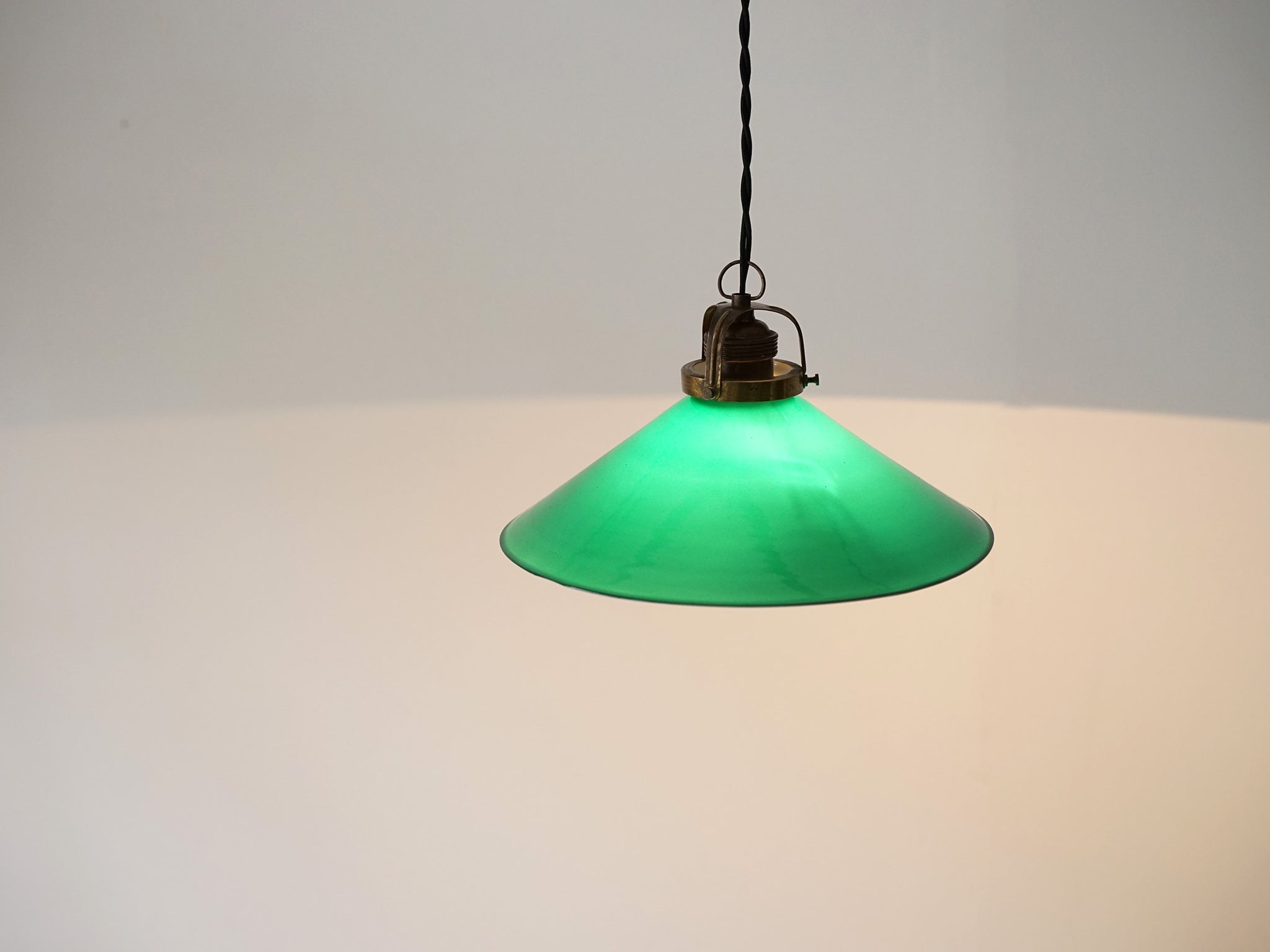 グリーンのペンダントライト Shoemaker pendants オパールガラス製