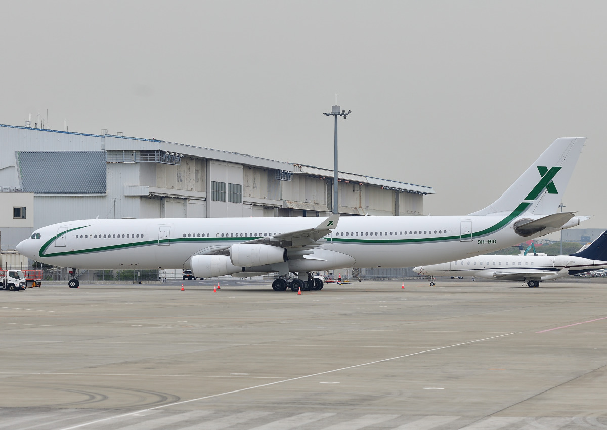 FCバルセロナ、羽田へ到着！でっかいソファー付き 緑のお馴染み4発機