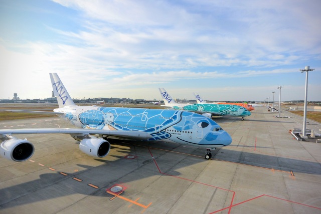 3機揃って笑顔 ANA A380「フライング・ホヌ」 本格稼働の出番待つ
