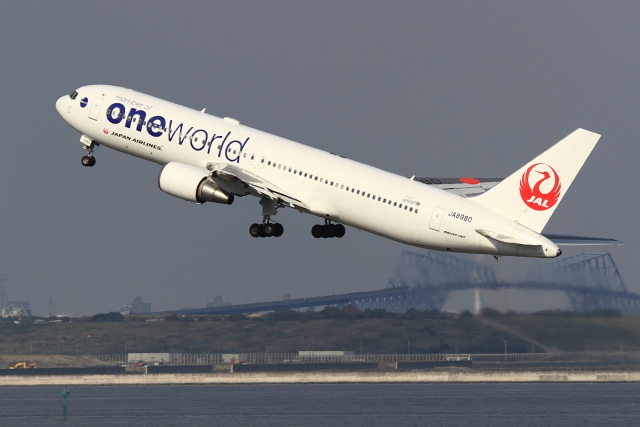 JALの767ワンワールド特別塗装機、退役 「JA8980」からアメリカ国籍に