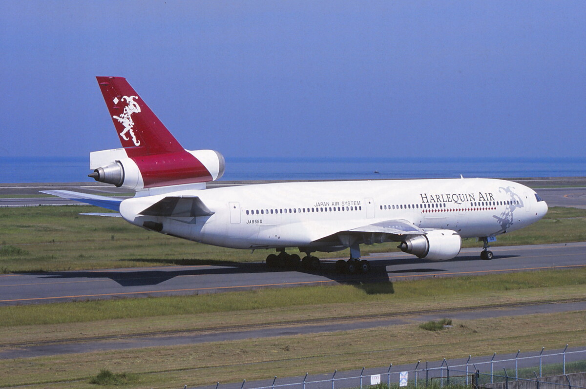 ニュース画像：JASの「JAPAN AIR SYSTEM」という社名文字を追加した