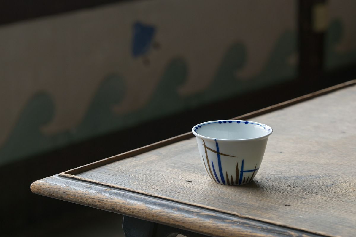 染付亀 削り型蕎麦猪口 | 有田焼 深川製磁｜公式オンラインストア
