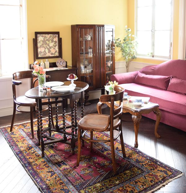 イギリスから届いたアンティークのドレッサー、コンパクトサイズの