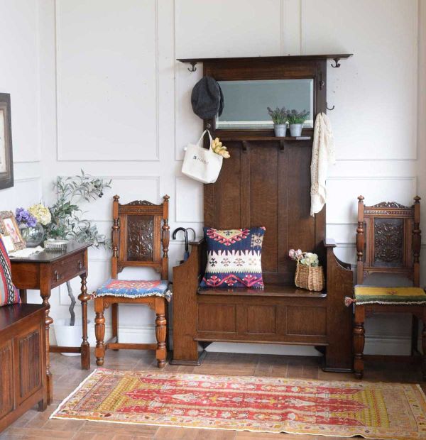 玄関で使うおしゃれなアンティークの家具、ベンチ収納がついたホール