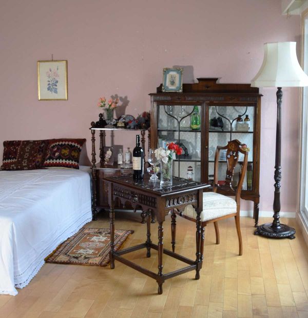 コンパクトサイズのおしゃれなオールド絨毯、一点もののビンテージ