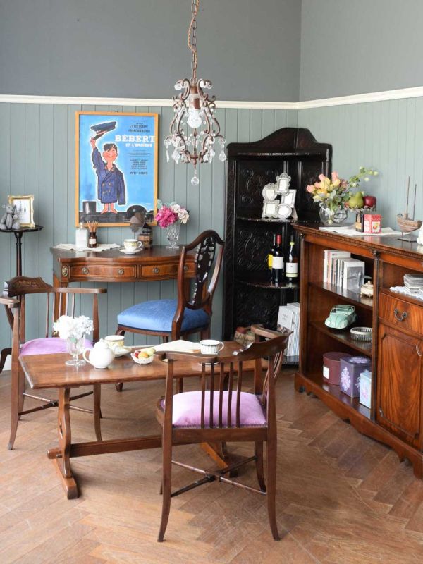 英国アンティークのコーナーキャビネット、彫刻が見事なコーナー用の