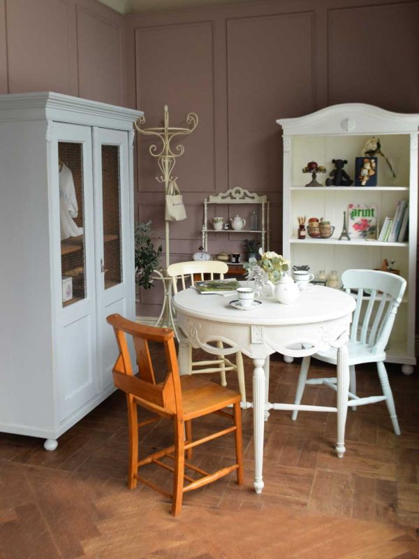 英国アンティークの木製のキッチンチェア、爽やかな色がおしゃれな