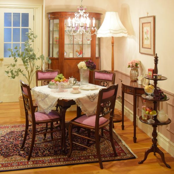 イギリスの高級なアンティーク家具の飾り棚、マホガニー材のガラス